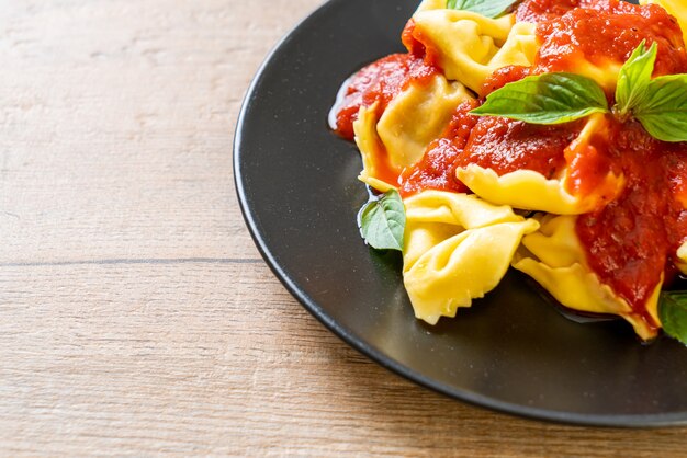 Italiaanse tortellinideegwaren met tomatensaus - Italiaanse voedselstijl