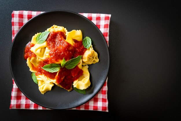 Italiaanse tortellinideegwaren met tomatensaus - Italiaanse voedselstijl