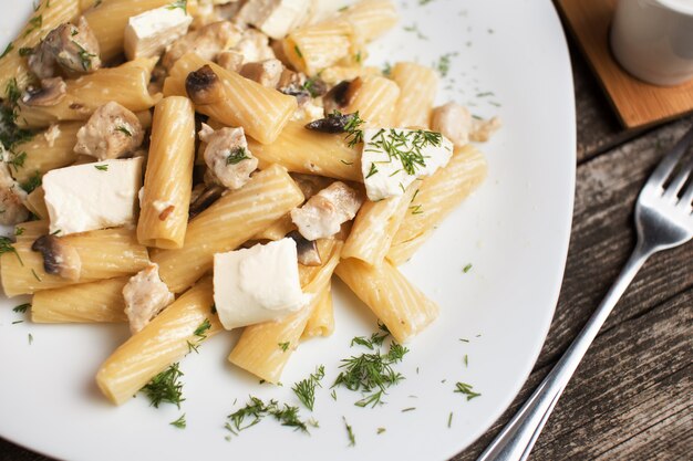 Foto italiaanse tortiglioni pasta met roomsaus en kip