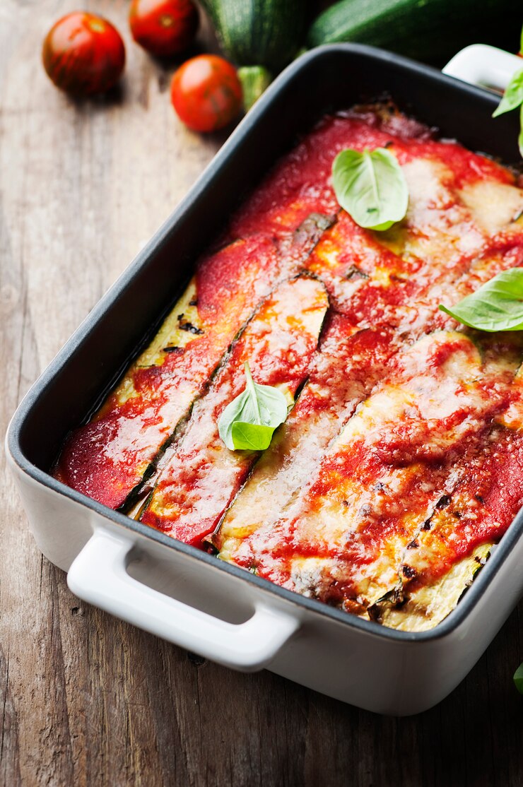 Italiaanse traditionele parmigiana met courgette