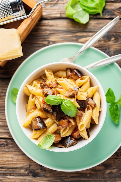 Italiaanse traditionele pasta met aubergine