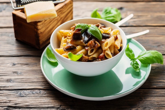 Italiaanse traditionele pasta met aubergine