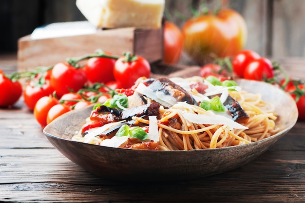 Italiaanse traditionele pasta met aubergine