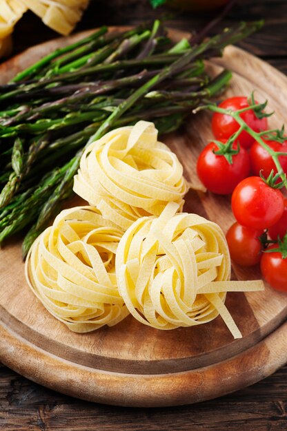 Italiaanse traditionele pasta met rauwe asperges