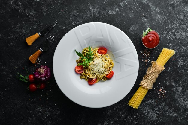 Italiaanse traditionele pasta met tonijn en kerstomaatjes. Bovenaanzicht. Gratis exemplaar ruimte.