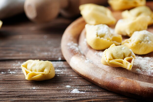 Italiaanse traditionele tortellini op de houten tafel