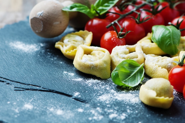 Italiaanse traditionele tortellini op tafel