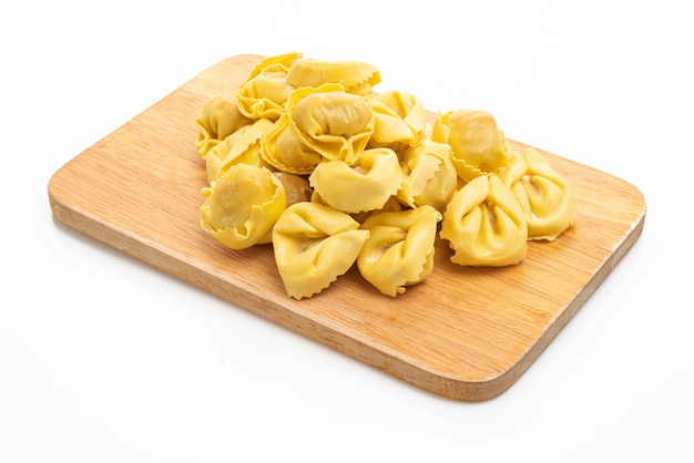 Italiaanse traditionele tortellinideegwaren die op wit worden geïsoleerd