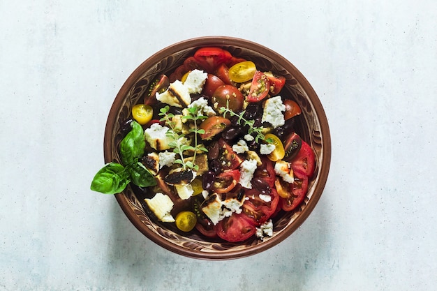 Italiaanse traditionele Toscaanse panzanella salade met verse tomaten en kaas in kleiplaten. authentiek mediterraan gezond eten