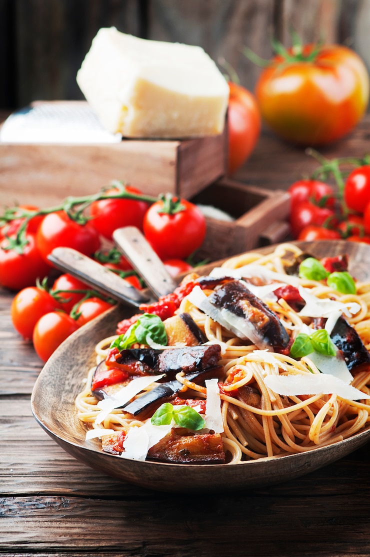 Foto italiaanse traditionele vegetarische pasta met aubergine