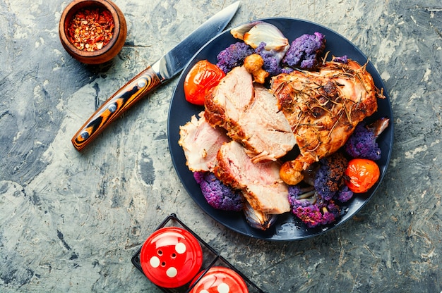 Italiaanse varkensvlees porchetta met bloemkool. Traditioneel Italiaans vakantievoedsel.