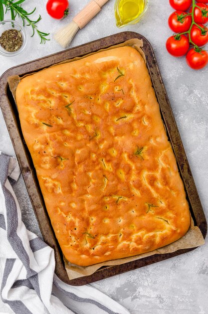 Italiaanse vers gebakken focaccia met rozemarijn knoflook zeezout en olijfolie Bovenaanzicht