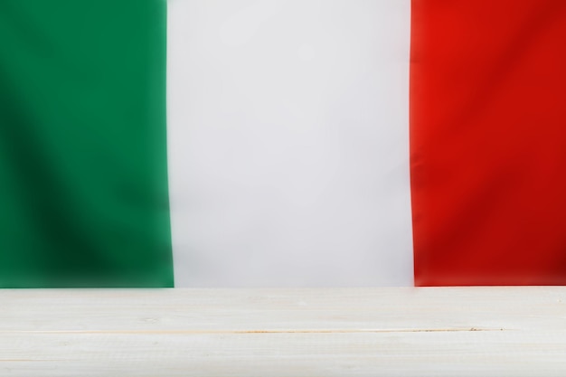 Italiaanse vlag en houten paneel. Vrije ruimte voor een tekst