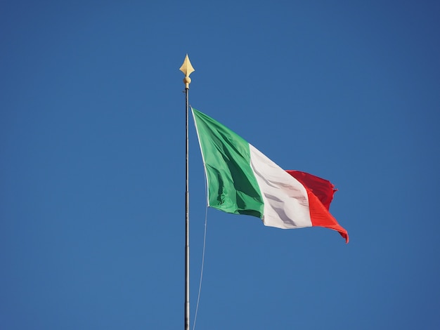 Italiaanse vlag van Italië over blauwe hemel