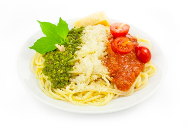 Italiaanse vlagpasta met groene pesto, witte parmezaan en rode tomaten