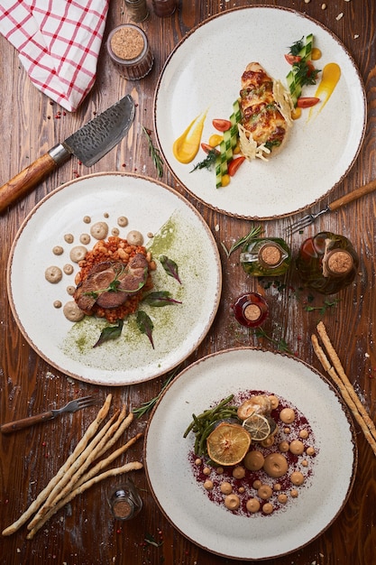 Italiaanse vlees-, gevogelte- en visgerechten op een houten tafel