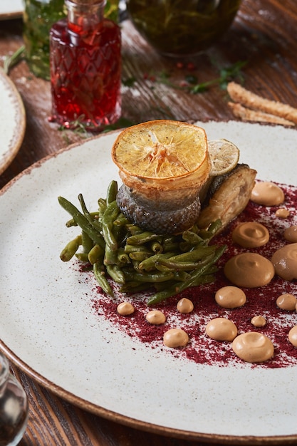 Foto italiaanse vlees-, gevogelte- en visgerechten op een houten tafel