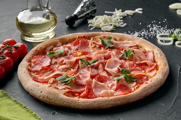 Italiaanse vleespizza met salamibacon en prosciutto