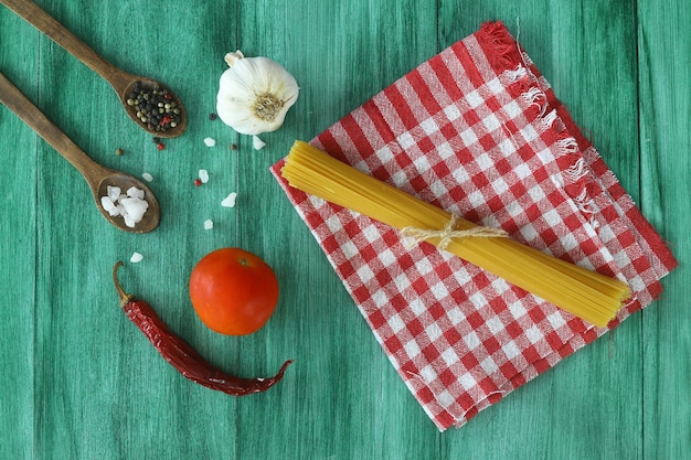 Italiaanse voedsel achtergrond op groene tafel Bovenbeeld