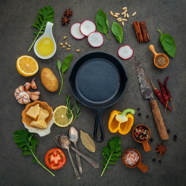 Italiaanse voedsel kokende ingrediënten met gietijzerkoekepan.