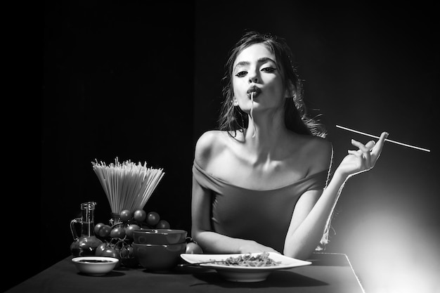 Italiaanse vrouw eet spaghetti pasta vrouw gekookt spaghetti italiaans eten en menu concept vrouw suc