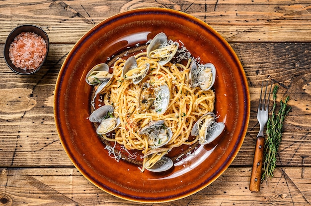 Italiaanse zeevruchten Spaghetti pasta met tweekleppige schelpdieren in een rustieke plaat