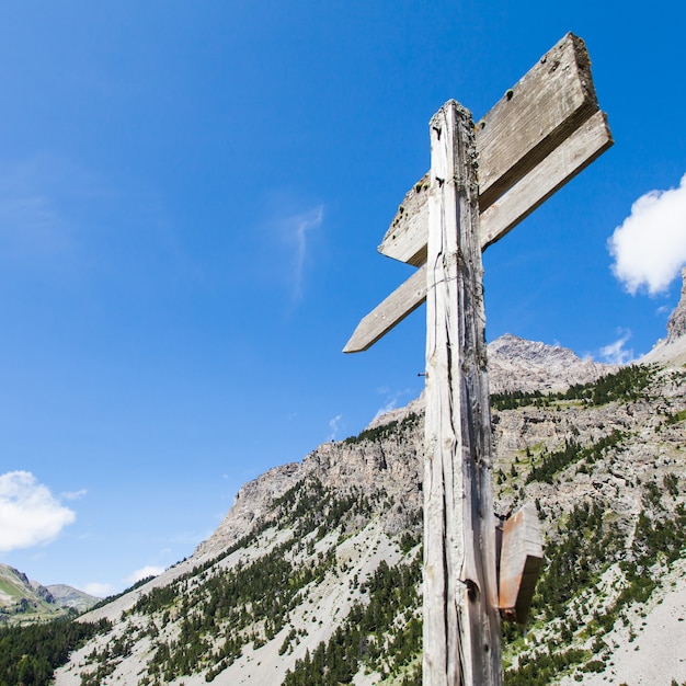 Alpi italiane, vicino alla città di bardonecchia. segnale di direzione della montagna durante una giornata di sole nella stagione estiva.