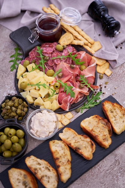 Foto antipasto italiano piatto di carne prosciutto prosciutto bresaola salame e parmigiano