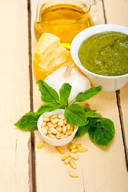 Italian basil pesto sauce ingredients