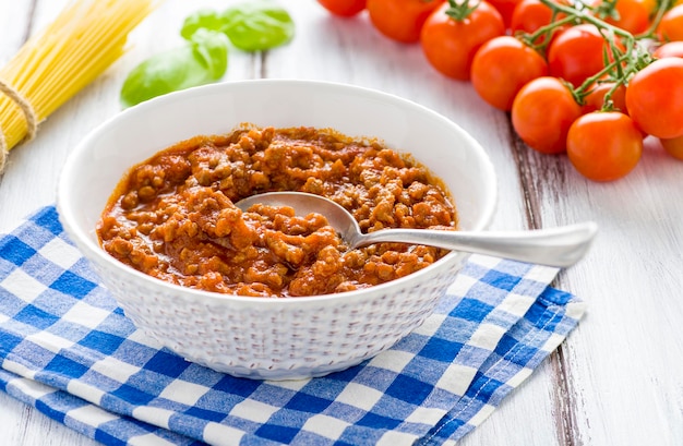 Foto ragù bolognese italiano di carne di manzo e di maiale macinata cotta lentamente con puree di pomodoro, olio, aglio, rosmarino