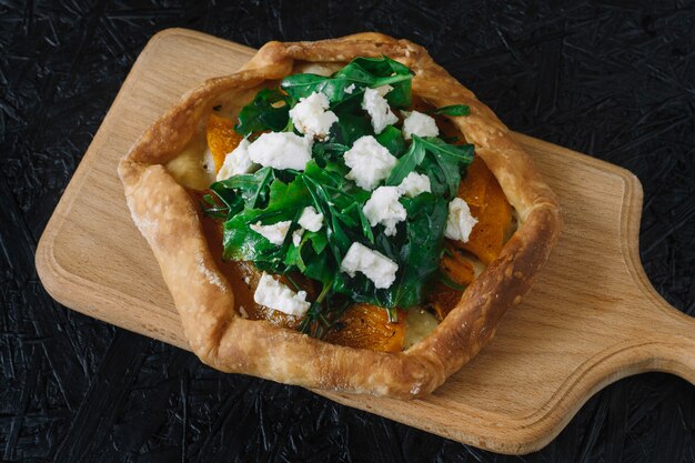 Photo italian bruschetta appetizer with arugula, parsley and cheese