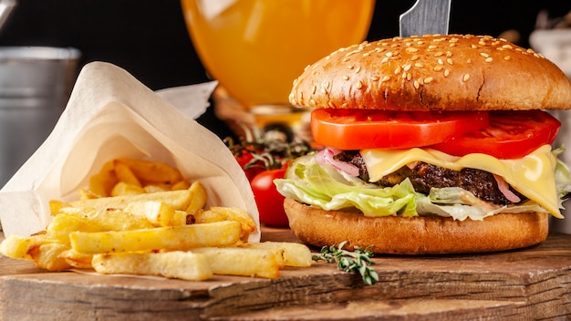 Hamburger italiano con patatine fritte.