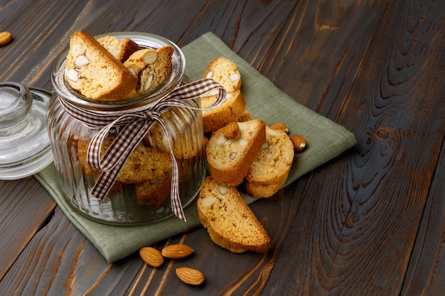 Biscotto italiano di cantuccini con il materiale da otturazione della mandorla sulla tavola di legno