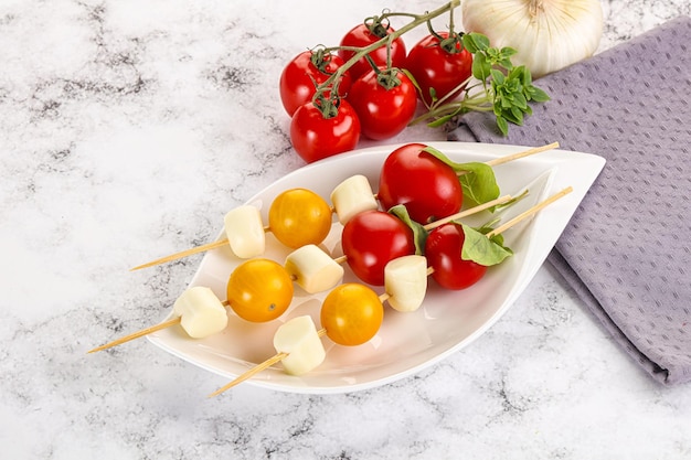 Photo italian caprese salad kebab stick