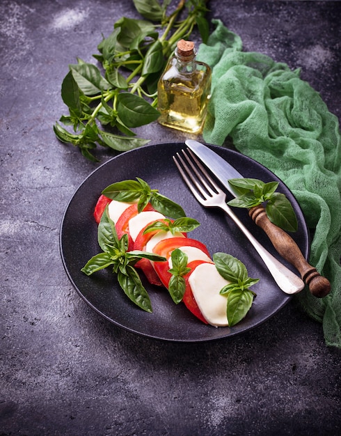 Insalata caprese italiana con mozzarella, pomodori e basilico. messa a fuoco selettiva