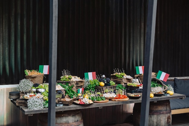 Decorazioni da tavola con formaggi italiani per matrimoni o compleanni bandiera d'italia formaggio olive limoni uva e prosciutto