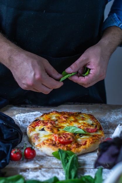 Фото Итальянский шеф-повар готовит пиццу мужские руки готовят тесто для пиццы для пиццы
