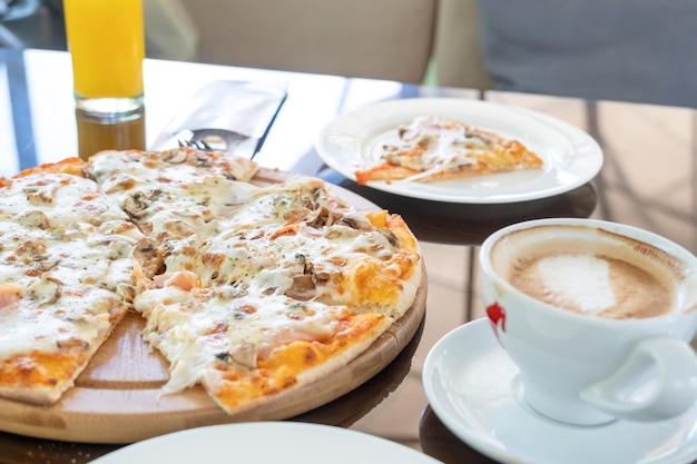 Фото Итальянская куриная пицца с сыром моцарелла на стеклянном столе в уличном кафе