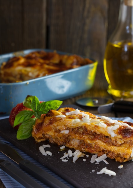 Foto lasagne di piatto classico italiano con salsa di pomodoro