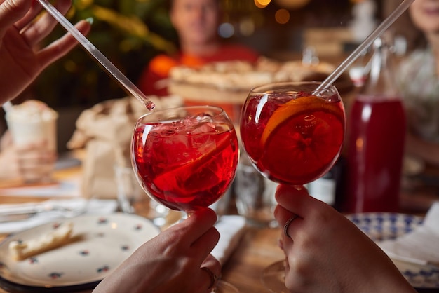 Итальянский коктейль с дольками апельсина на сером каменном столе Летний напиток домашнего приготовления