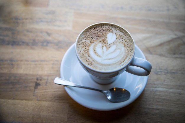 イタリアのコーヒー コンセプト カフェで淹れたてのカプチーノ カップ