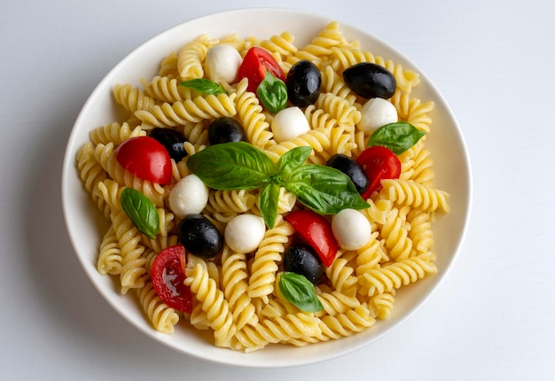 イタリアン・コールド・パスタ・サラダ (Pasta fredda alla caprese) はトマトモザレラオリーブアルーガラトルコ語でバーグ・マカルナ・サラタシ (Burgu Makarna Salatisi) と呼ばれています