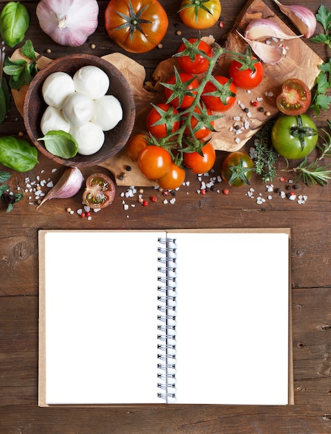 Фото Ингредиенты для итальянской кухни: моцарелла, помидоры, чеснок, зелень и др.