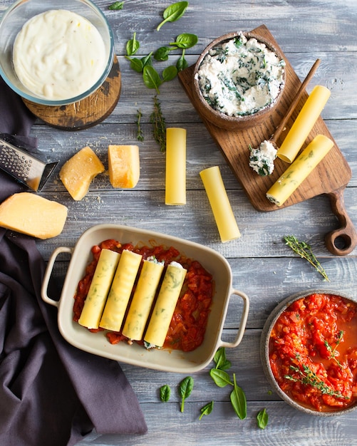Итальянская кухня Каннеллони со шпинатом и рикоттой Лазанья с сыром пармезан в томатном соусе