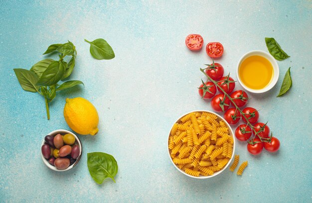 イタリア料理の背景は生のフジリパスタです