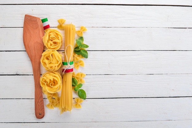 이탈리아 요리 마른 파스타와 바질 나무 배경 평면도 복사 공간