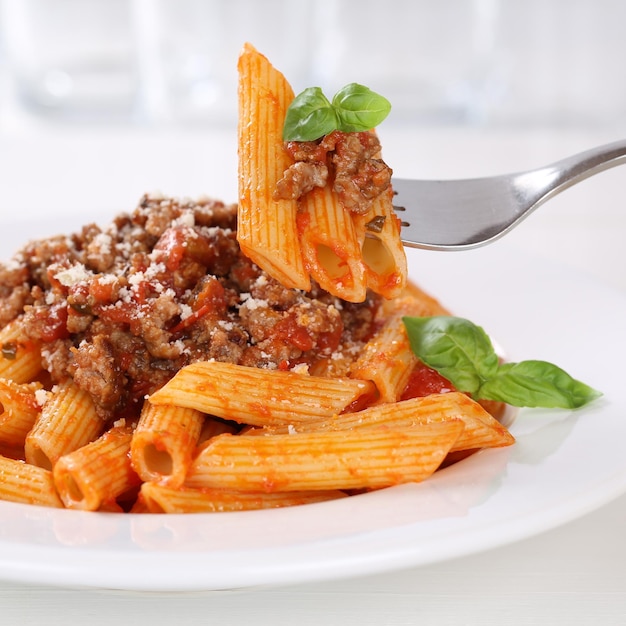 Foto cucina italiana che mangia penne rigatoni farina di pasta con ragù alla bolognese