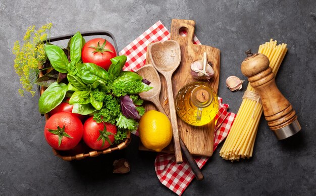 Foto ingredienti della cucina italiana pomodori pasta erbe e spezie