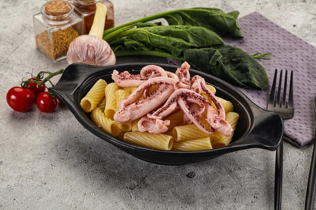 Photo italian cuisine pasta tortiglioni with squid