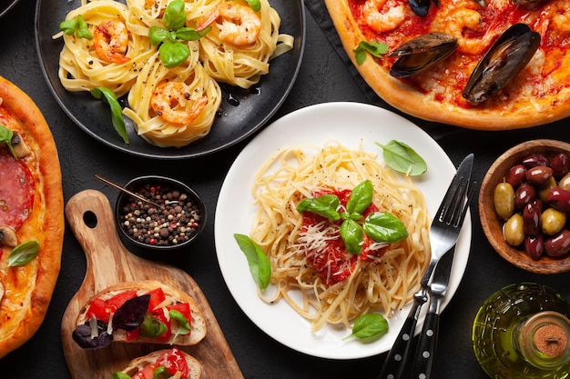 Photo italian cuisine pizza pasta and toasts